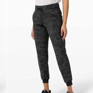 Lululemon On the Fly Jogger *LuxtremeIncognito Camo Multi Grey Size 4 W5CQAS